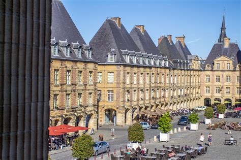Het Place Ducale in Charleville-Mézières, een elegant plein met arcades