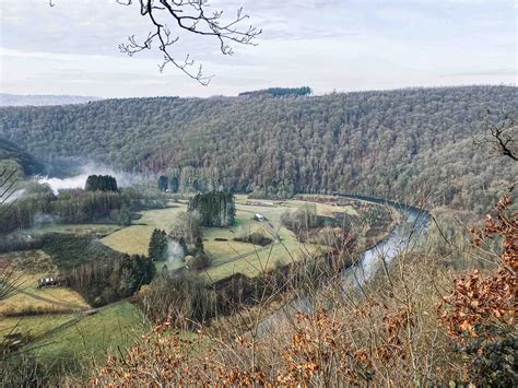 Een panoramisch uitzicht over de Vallée de la Semois met de rivier en heuvels