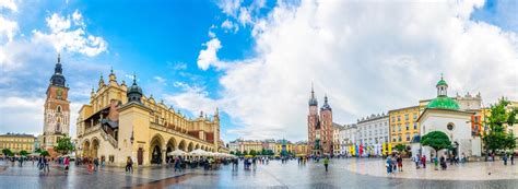 De Grote Markt van Krakau met de Lakenhal en Mariakerk