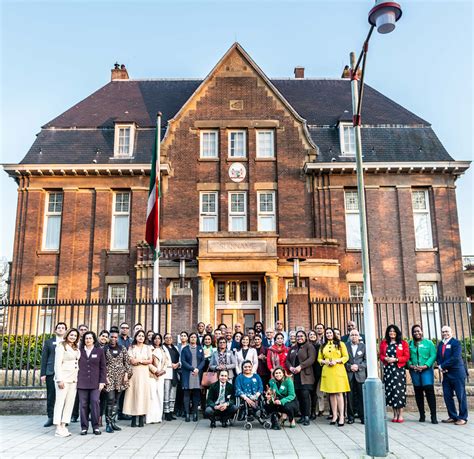 Kaart met de locaties van de Surinaamse ambassade in Den Haag en het consulaat in Amsterdam.
