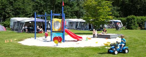 een familie geniet van een speeltuin op een camping