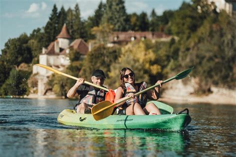 een groep aan het kanoën op een rivier