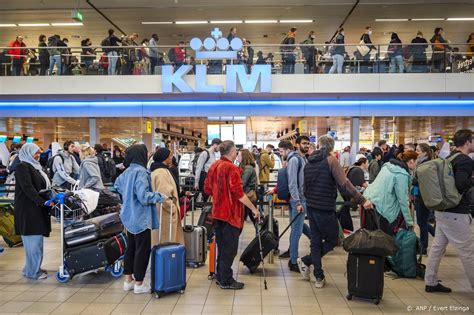 Vliegveld met vertrekkende passagiers