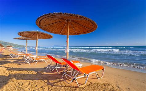 Uitzicht op een Turks strand met ligbedden en parasols