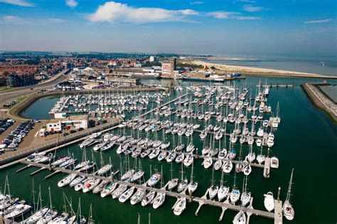 panorama van de moderne jachthaven van Sakkala met boten en winkels
