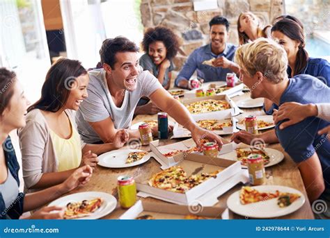een groep vrienden die samen kookt en lacht in een ruime keuken van een groepsappartement