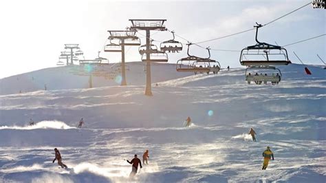 een skiër die een sprong maakt in het snowpark van Ski Areál Lipno