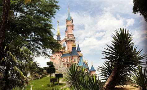 Panorama van Disneyland Park met het kasteel van Doornroosje op de voorgrond.