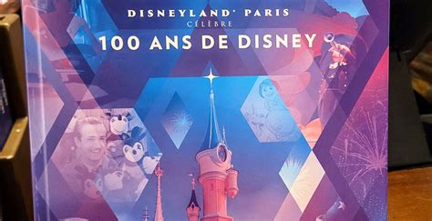 Boekomslag van het speciale jubileumboek van Disneyland Paris.