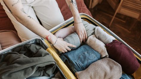 Infographic met tips voor het oprollen van kleding en het efficiënt indelen van een koffer.