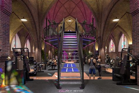 Afbeelding van iemand die traint op een skisimulator in een fitnessruimte