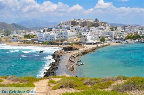 Luchtfoto van het eiland Naxos met zijn kustlijn en bergen
