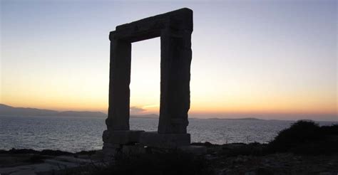 De iconische Portara bij zonsondergang in Naxos-Stad