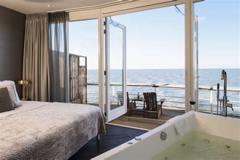 Luxe hotelkamer met uitzicht op de Texelse natuur