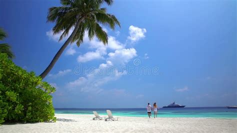 Vakantiegangers die op een tropisch strand genieten