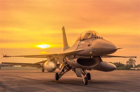 Vliegtuigen op een landingsbaan bij zonsondergang