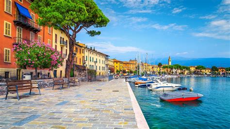 Een sfeervolle foto van het Gardameer met een dorpje op de achtergrond