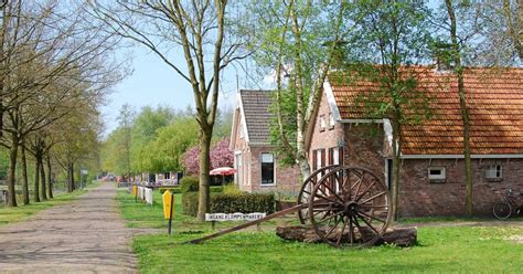 Openluchtmuseum Veenpark met historische gebouwen en veenlandschap