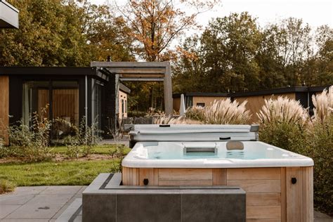 Luxe wellness vakantiehuis met jacuzzi op een overdekt terras