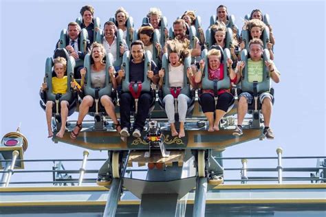 Een kleurrijke afbeelding van de achtbanen in Gardaland, met lachende kinderen op de voorgrond.