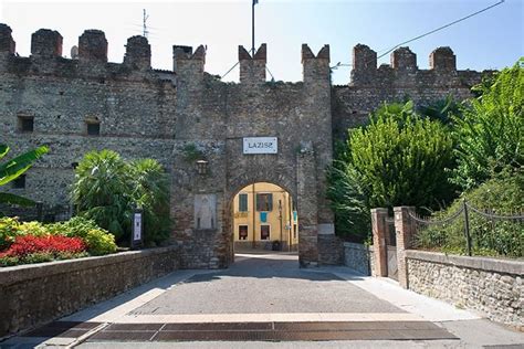 Een foto van de oude vestingmuur van Lazise, met de poort en de kasteeltorens.