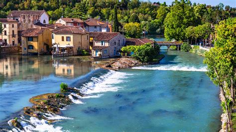 Een schilderachtige foto van Borghetto sul Mincio, met de watermolens en de rivier de Mincio.