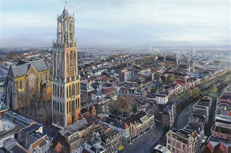 Een sfeervolle gracht in de stad Utrecht met de Domtoren op de achtergrond.