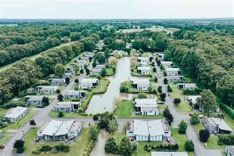 Comfortabele bungalow op Landal Amerongse Berg, omringd door groen.