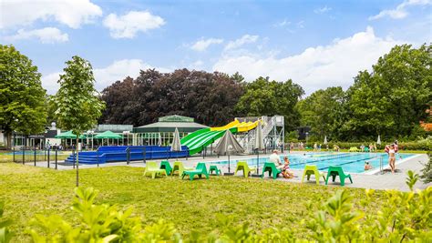 Buitenzwembad op Molecaten Park Landgoed Ginkelduin met ligstoelen.