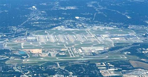 Foto van de drukke aankomsthal van Hartsfield-Jackson Atlanta International Airport.