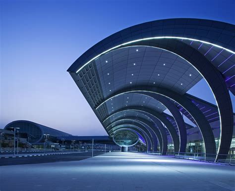 Luchtfoto van Dubai International Airport met moderne architectuur.