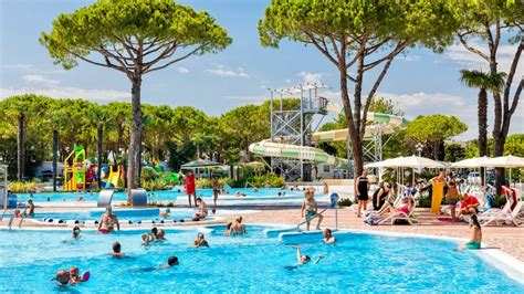 Een sfeervolle foto van een vakantiepark in Italië met een zwembad en omringende natuur