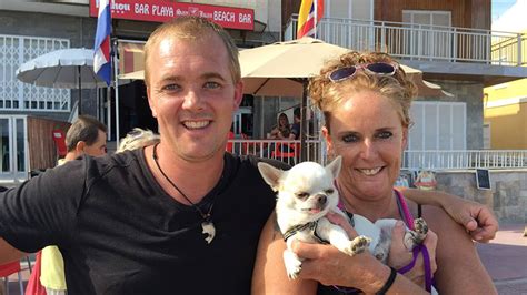 Foto van Sylvia en Nico voor hun bar in Spanje