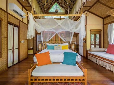 Interieur van een bamboe bungalow met uitzicht op de jungle