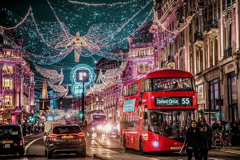 Illustratie van Londen tijdens de kerstperiode met lichtjes en kerstdecoraties
