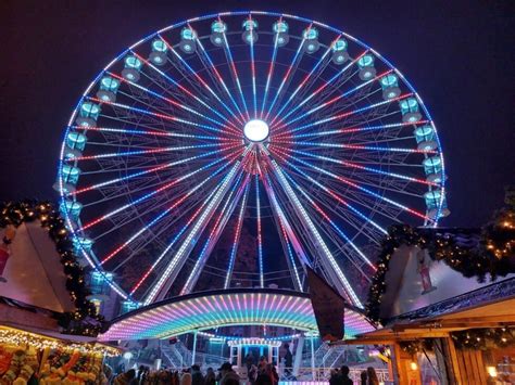 Foto van Hyde Park Winter Wonderland met het reuzenrad en kerstkraampjes