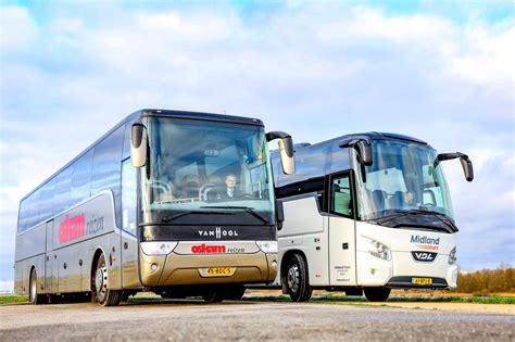 Foto van een touringcar die aanmeert bij een ferry