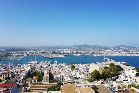 Dronebeelden van de historische vesting Dalt Vila in Ibiza-Stad, met uitzicht op de haven en de zee