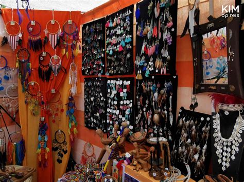 Kleurrijke kraampjes op een hippiemarkt op Ibiza, met handgemaakte sieraden, kleding en souvenirs