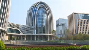 Gezicht op Discoveryland met futuristische architectuur en thematisering.