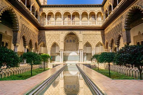 Indrukwekkende architectuur van het Real Alcázar paleis met weelderige tuinen