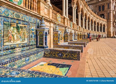 Kleurrijke tegels van Plaza de España met mensen die erlangs wandelen