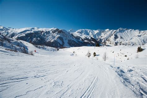 Collage van populaire skigebieden in Oostenrijk en de Franse Alpen