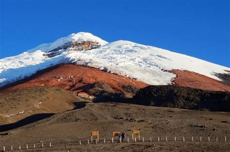 De imposante Cotopaxi vulkaan met sneeuw op de top.