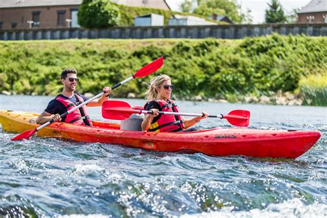 Kajakken op een rivier in het Amazonegebied van Ecuador.