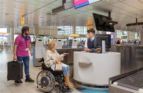 Illustratie van een passagier die gebruikmaakt van speciale assistentie op de luchthaven