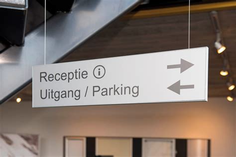 Interieur van een luchthaventerminal met bewegwijzering naar autoverhuur