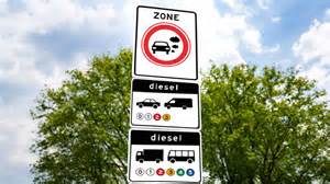 Verkeersborden in Londen met snelheidslimieten en pictogrammen voor milieuzones