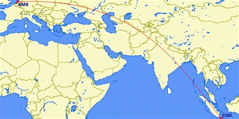 Schematische weergave van de vliegroute tussen Amsterdam en Istanbul met afstanden en geschatte vliegtijden