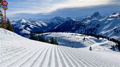 Een panoramisch uitzicht op een besneeuwd Zweeds skigebied met pistes en bergen